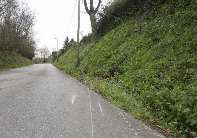 UN MOTORISTA DE 46 AÑOS PIERDE LA VIDA TRAS CHOCAR CONTRA UN TALUD EN CUDILLERO • JOSÉ MANUEL ARANGO, «UN GRAN CHAVAL, PRUDENTE Y RESERVADO», FALLECIÓ EN LA CARRETERA DE CASTRO TRAS EMPOTRARSE CONTRA LA PARED DE LA VÍA