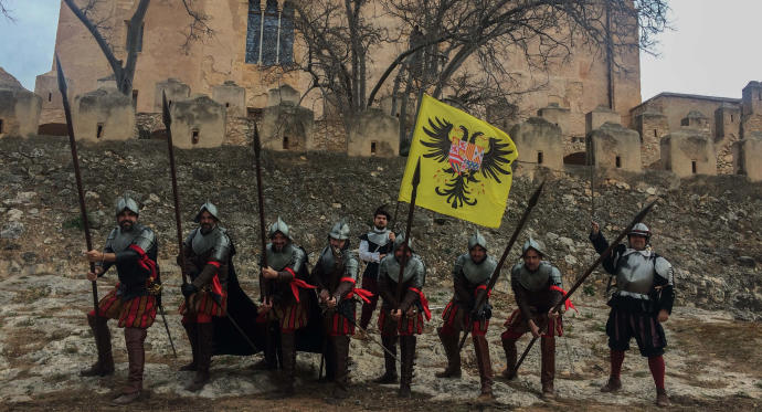 LOS TERCIOS DE FLANDES DE PETRER (ALICANTE) SE VAN A LA GUERRA • INTEGRANTES DE LA FILA LUIS I SE DAN CITA EN EL CASTILLO DE BENISSANÓ PARA PARTICIPAR EN LA RECREACIÓN HISTÓRICA DE LA BATALLA DE PAVÍA