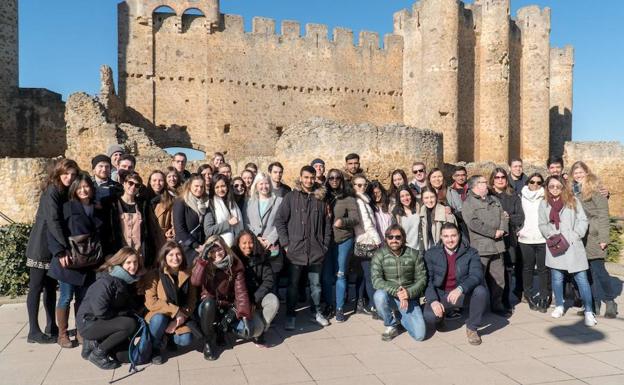 ALUMNOS EUROPEOS VISITAN EL CASTILLO DE VALENCIA DE DON JUAN Y LA SEDE DE LA DO LEÓN • ESTUDIANTES ITALIANOS, FRANCESES Y ALEMANES HAN VISITADO LA CAPITAL DE COYANZA
