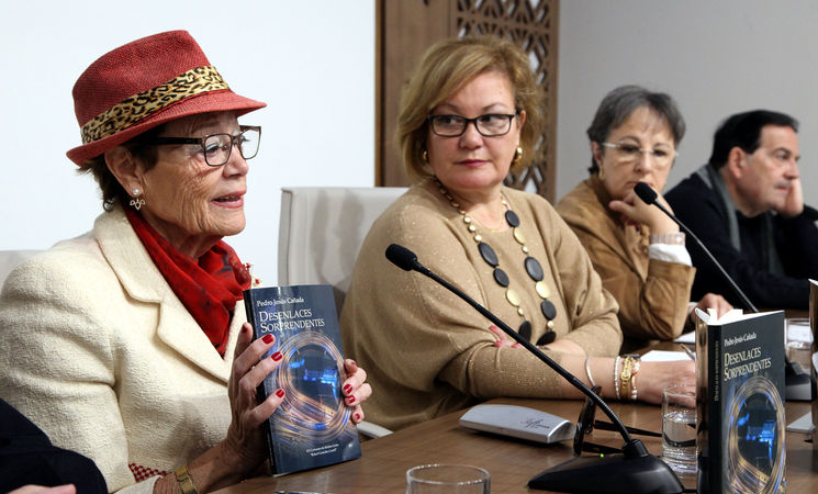 EL VALENCIANO PEDRO JESÚS CAÑADA PRESENTA SU LIBRO ‘DESENLACES SORPRENDENTES’, GANADOR DEL XX PREMIO ‘RAFAEL GONZÁLEZ CASTELL’ QUE CONVOCA CADA AÑO EL AYUNTAMIENTO DE LA LOCALIDAD PACENSE DE MONTIJO (BADAJOZ)