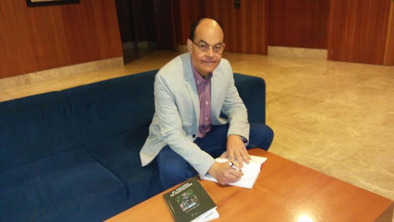 EL CRONISTA OFICIAL DE TRUJILLO (CÁCERES) SACA SU PRIMERA NOVELA Y SE LA DEDICA A RUIZ DE MENDOZA