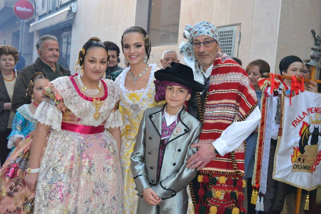 LA FALLA PENSAT I FET DE CASINOS (VALENCIA) VUELVE A CONVERTIRSE EN EJE DE LA FIESTA FALLERA EN LA LOCALIDAD • LA ACTUACIÓN DEL GRUPO DE BAILE REGIONAL DE LA AGRUPACIÓN, NUEVO ALICIENTE PARA UNAS FIESTAS MULTITUDINARIAS