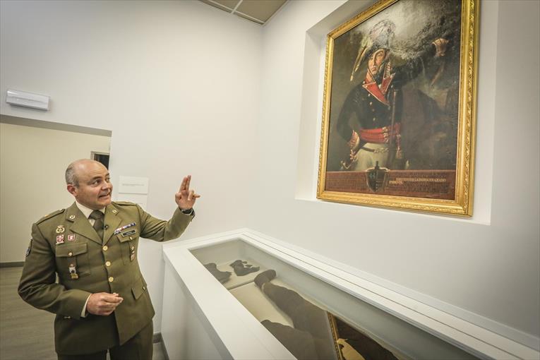 EXPONEN LAS BOTAS, PANTALÓN Y FAJA DEL GENERAL MENACHO • BADAJOZ RECUERDA AL QUE FUE SU DEFENSOR FRENTE A LOS FRANCESES, MUERTO EN 1811. FRAGOSO DESTACA QUE EL AYUNTAMIENTO PONDRÁ UN BUSTO EN UNA PLAZA PÚBLICA