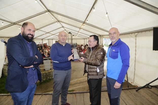 «EL ORICIU ESTÁ EN EL 80% DE LOS RESTAURANTES DE ALTA COCINA», DICE PEDRO MORÁN • EL REPUTADO CHEF DE CASA GERARDO ANIMÓ A SEGUIR CONSUMIENDO ESTE FRUTO DE MAR TRAS RECOGER EL GALARDÓN DE HONOR EN LAS JORNADAS DE HUERRES