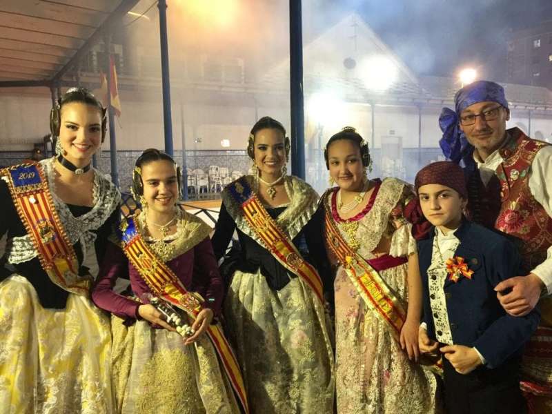 CASINOS EN FALLAS • LOS PRESIDENTES DE LA FALLA PENSAT I FET DE CASINOS, ACOMPAÑAN A LAS FALLERAS MAYORES GLORIA BENAVENT Y CAROLINA ZANÓN EN UNA VISITA A VALENCIA PARA CONTEMPLAR LA MASCLETÀ Y PARTICIPAR EN UN INTENSO DÍA DE FIESTA. NUESTRA COMISIÓN FALLERA JUNTO A LAS PRIMERAS AUTORIDADES MUNICIPALES