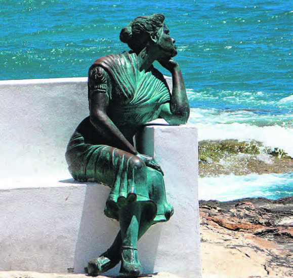 ‘LA BELLA LOLA’ REPRESENTA LOS ORÍGENES MARINEROS DE TORREVIEJA’ • UN HOMENAJE A TODAS LAS MUJERES QUE VEÍAN PARTIR A SUS FAMILIARES