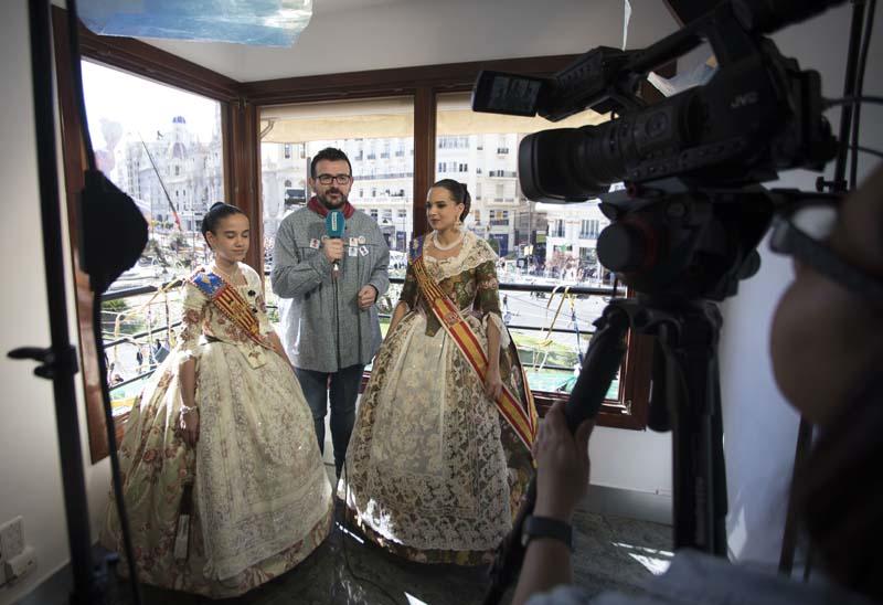 MARINA Y SARA CAMBIAN DE BALCÓN • EL BALCÓN FALLERO DE LEVANTE-EMV ACOGE DE NUEVO A UN NUTRIDO GRUPO DE PERSONALIDADES LOCALES