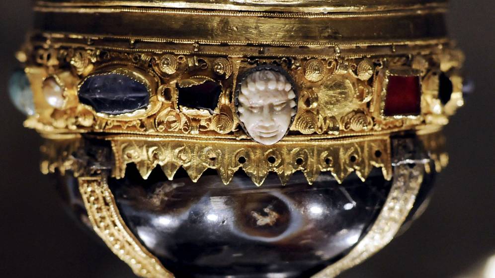 DE LAS MANOS DE JESUCRISTO A LAS DE DOÑA URRACA: ASÍ ACABÓ ¿EL SANTO GRIAL? EN LEÓN