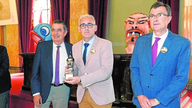 DISTINGUEN AL CRONISTA OFICIAL DE MURCIA ANTONIO BOTÍAS COMO CABEZUDO DE HONOR