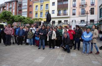 DON PEDRO YA SE VISTE DE FIESTA EN NOREÑA • LOS USUARIOS DEL COLECTIVO DE DISCAPACITADOS ADEPAS VISTEN LA ESTATUA CON LA MONTERA PICONA Y LA CAPA E INAUGURAN EL PICADILLO
