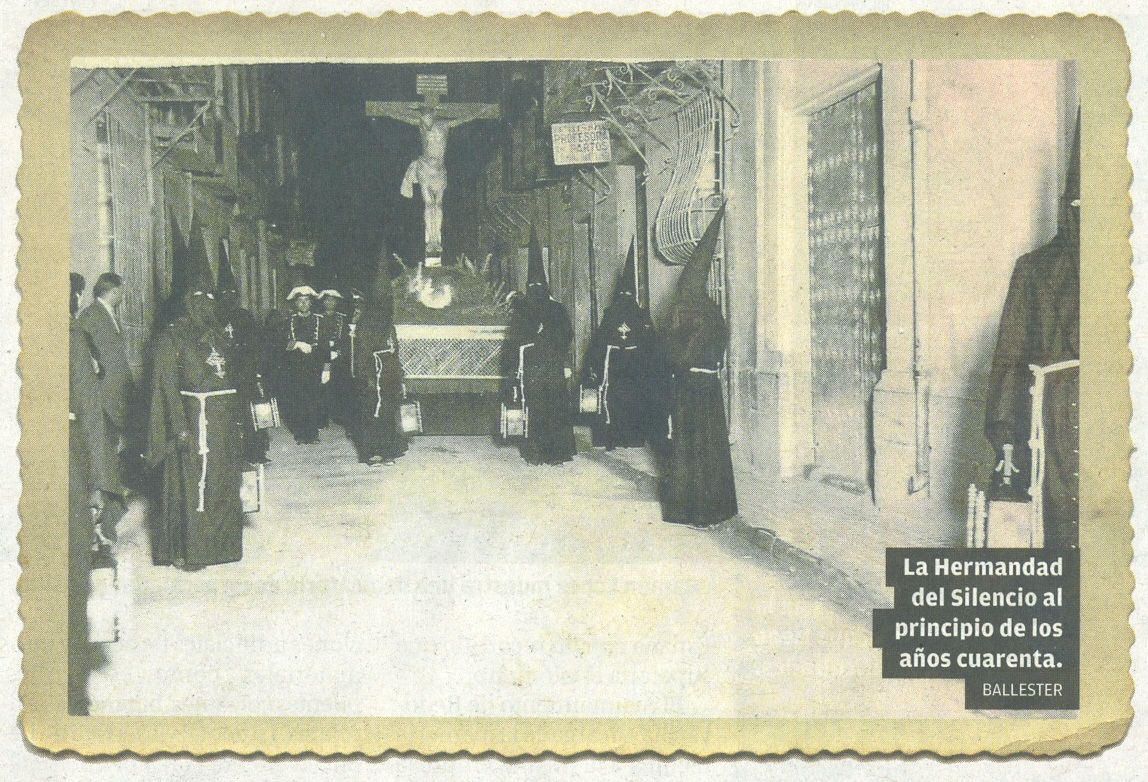 SEMANA SANTA 1944 • LA CONVOCATORIA ESTABA ORGANIZADA COMO HERMANDAD, Y EN ESE AÑO ESTRENÓ UN NUEVO «CARRICO» CUYO BOCETO ERA ORIGINAL DEL PINTOR FERNANDO FENOLL