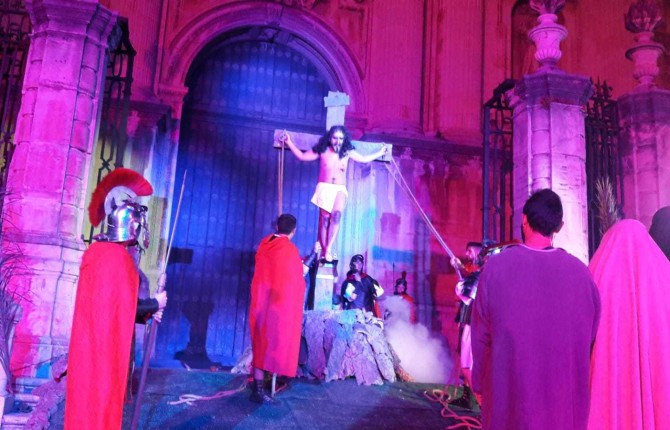DEVOCIÓN CON SELLO DE LA SIERRA SUR • LA PLAZA DE SANTA MARÍA ACOGE LA EXHIBICIÓN DE LOS PASOS VIVIENTES DE VALDEPEÑAS DE JAÉN