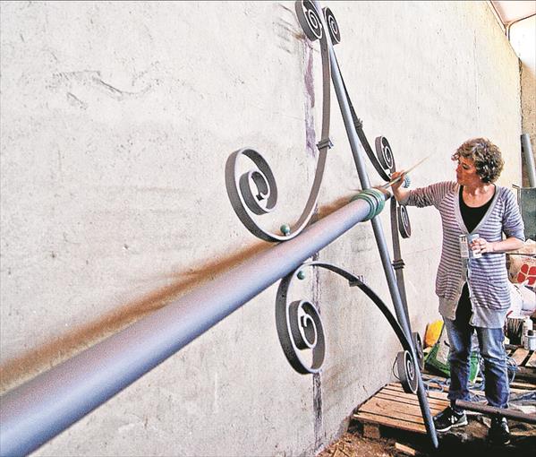 LUZ PARA LAS VIEJAS FAROLAS • LAS TRES LUMINARIAS MÁS ANTIGUAS DE CÁNOVAS, QUE ROZAN EL SIGLO, HAN SIDO RESTAURADAS POR PATRICIA PENIS A INICIATIVA DEL AYUNTAMIENTO Y CON FONDOS DE PITARCH