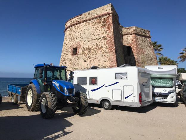 DENUNCIAN QUE LAS CARAVANAS Y LOS COCHES TAPAN LA TORRE DE LANCES DE LAS CAÑAS EN MARBELLA (MÁLAGA)
