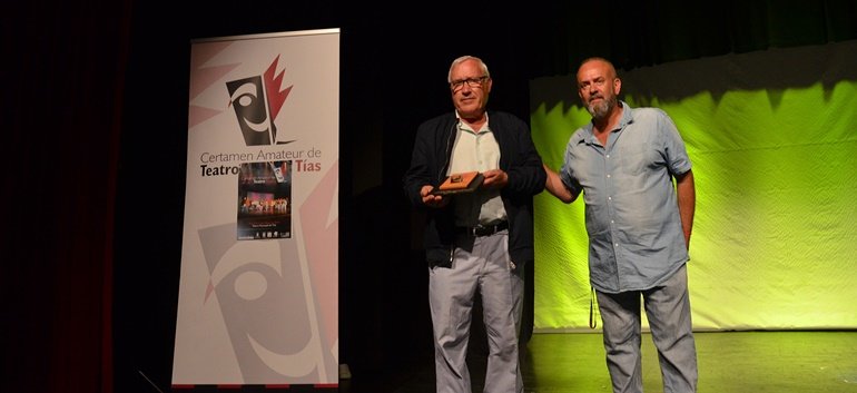 DURANTE EL II CERTAMEN DE TEATRO AMATEUR ORGANIZADO POR CAVÉA CÓMICA TEATRO, TÍAS (CANARIAS) RECONOCE LA LABOR DE FRANCISCO HERNÁNDEZ POR TODA UNA VIDA ENTREGADA AL TEATRO