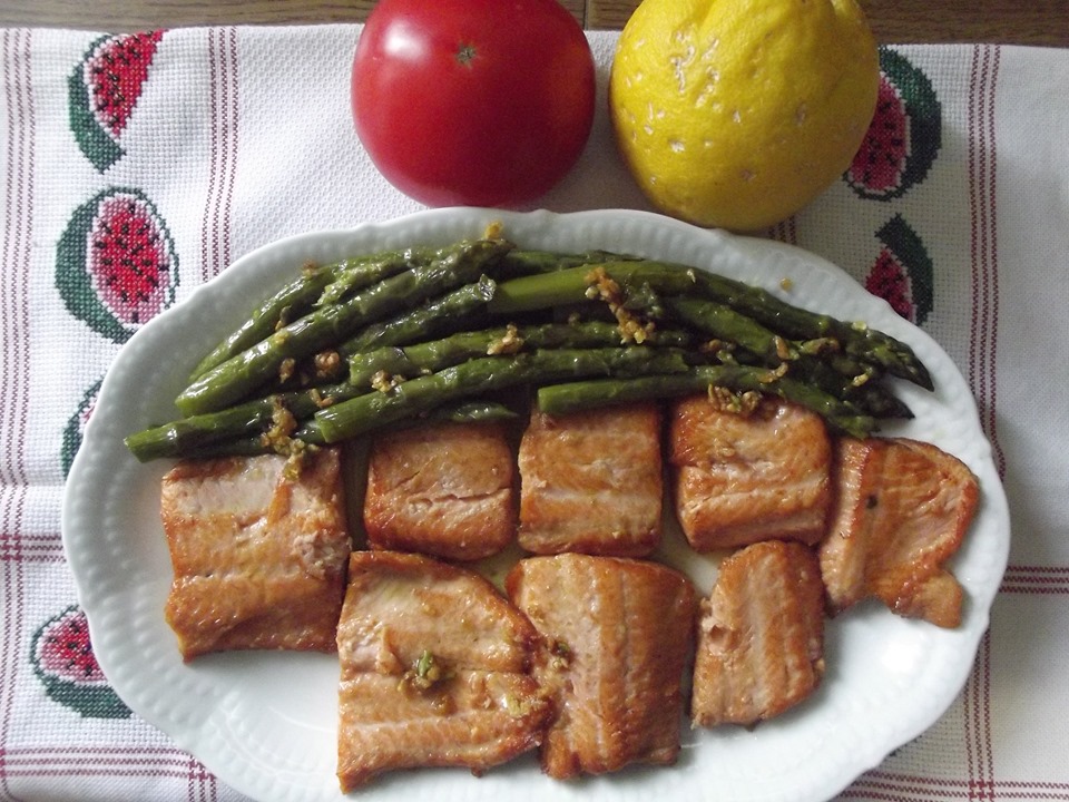 EN VEZ DE GALLINEJAS, TRUCHA ASALMONADA CON ESPÁRRAGOS TRIGUEROS