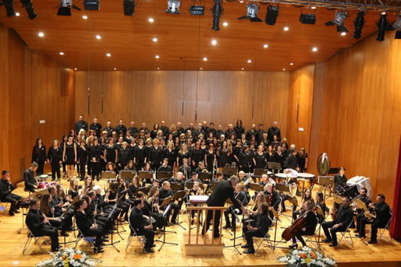 LA UNIÓN MUSICAL CASINENSE OFRECE EL CONCIERTO CONMEMORATIVO DEL 176 ANIVERSARIO • EL EVENTO CONTÓ CON LA PARTICIPACIÓN DE LA AGRUPACIÓN CORAL DE LA UMM Y EL CORO PARTICIPATIVO DE VILLAR DEL ARZOBISPO