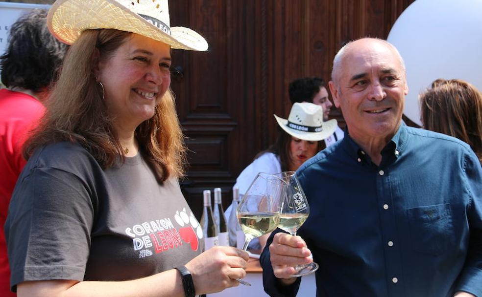 ESTO ES LEÓN Y AQUÍ SE BEBE ALBARÍN