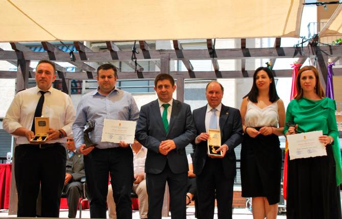 VALDEPEÑAS DE JAÉN, CUNA DEL TALENTO, ENTREGA LOS PREMIOS ARUM, MEDALLA DE ORO Y CELEBRACIÓN DE LOS CUARENTA AÑOS DE “AYUNTAMIENTOS DEMOCRÁTICOS”