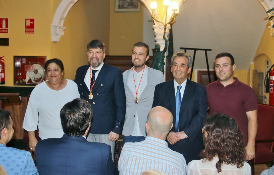 ENTREGA DE MEDALLA AL COLEGIO PÚBLICO “NUESTRA SEÑORA DE LA FUENSANTA”, RESIDENCIA ESCOLAR “JUAN ISAAC MEDINA”, POR EL CINCUENTA ANIVERSARIO Y HOMENAJE A LOS MAESTROS Y MAESTRAS DE LA ESCUELA PÚBLICA