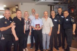 LA POLICÍA DE ALZIRA (VALENCIA) DISTINGUE AL CRONISTA OFICIAL ALFONSO ROVIRA