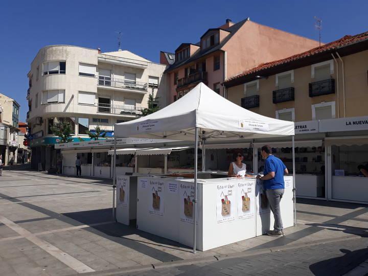 LA BAÑEZA CLAUSURA HOY UNA FERIA DEL LIBRO CON GRAN AFLUENCIA DE PÚBLICO • LA JORNADA DE HOY SEGUIRÁ MUY ANIMADA CON DÍA CON UNA MARCADA TEMÁTICA LEONESA