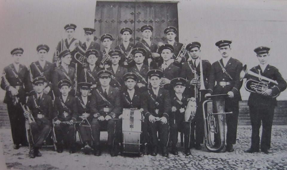 AL AIRE DE LA BANDA DE MÚSICA DE DON RAFAEL MELGAREJO, FUNDADA EN 1928, EN LA CASA DEL PUEBLO