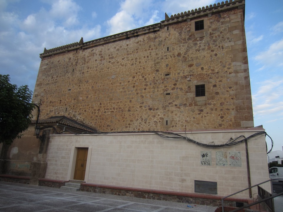 RESTAURACIÓN DE LA FACHADA DEL PATIO DE LA SACRISTÍA DE LA IGLESIA DE SAN PEDRO APÓSTOL (MONTIJO)