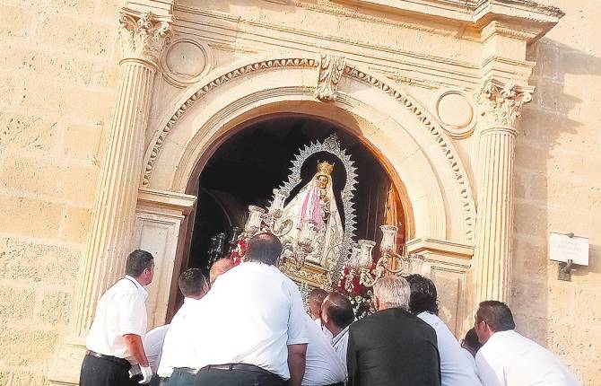 LA ABUELA SE ENSEÑOREA DE LAS CALLES DE LA ALDEA ALCALAÍNA • LA PROCESIÓN DETERMINA EL MOMENTO CUMBRE DE LAS FIESTAS PATRONALES, QUE CONTINÚAN HOY CON VARIADAS ACTIVIDADES