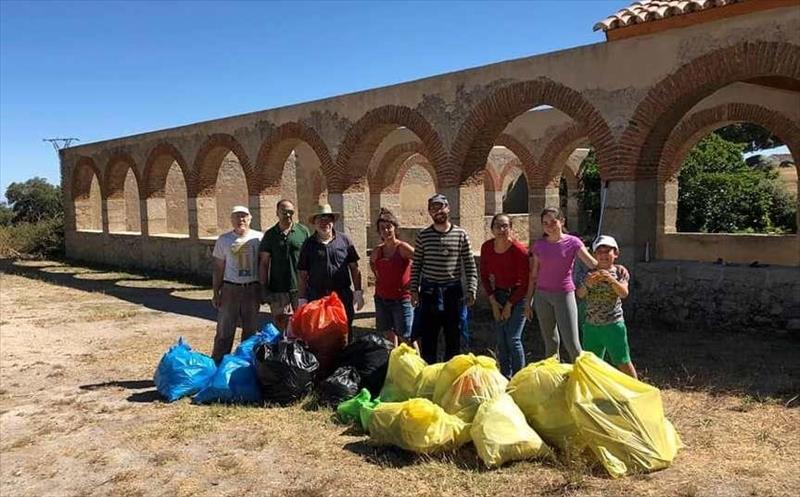 VOLUNTARIOS DE TRUJILLO (CÁCERES) LIMPIAN EL ANTIGUO LAVADERO Y EL FONDO DEL DEPÓSITO