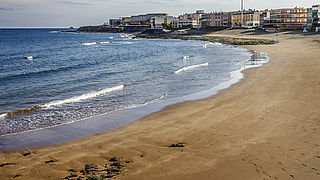 SALINETAS (CANARIAS): PLAYA FAMILIAR CON CHARCOS NATURALES • EL ARENAL ES MUY FINO Y OSCURO Y EN SUS PISCINAS NATURALES DAN LOS MÁS PEQUEÑOS LAS PRIMERAS BRAZADAS