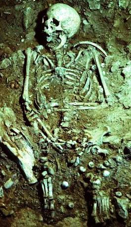 LA SIGULARIDAD DE LOS ABUNDANTES OJOS AZULES DE MONTEHERMOSO