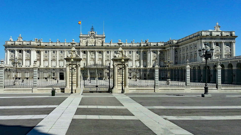 REYES Y REINAS EXPULSADAS DEL PALACIO DE ORIENTE • RECORDAMOS UNO DE LOS CAPÍTULOS DE LA HISTORIA DE NUESTRO PAÍS