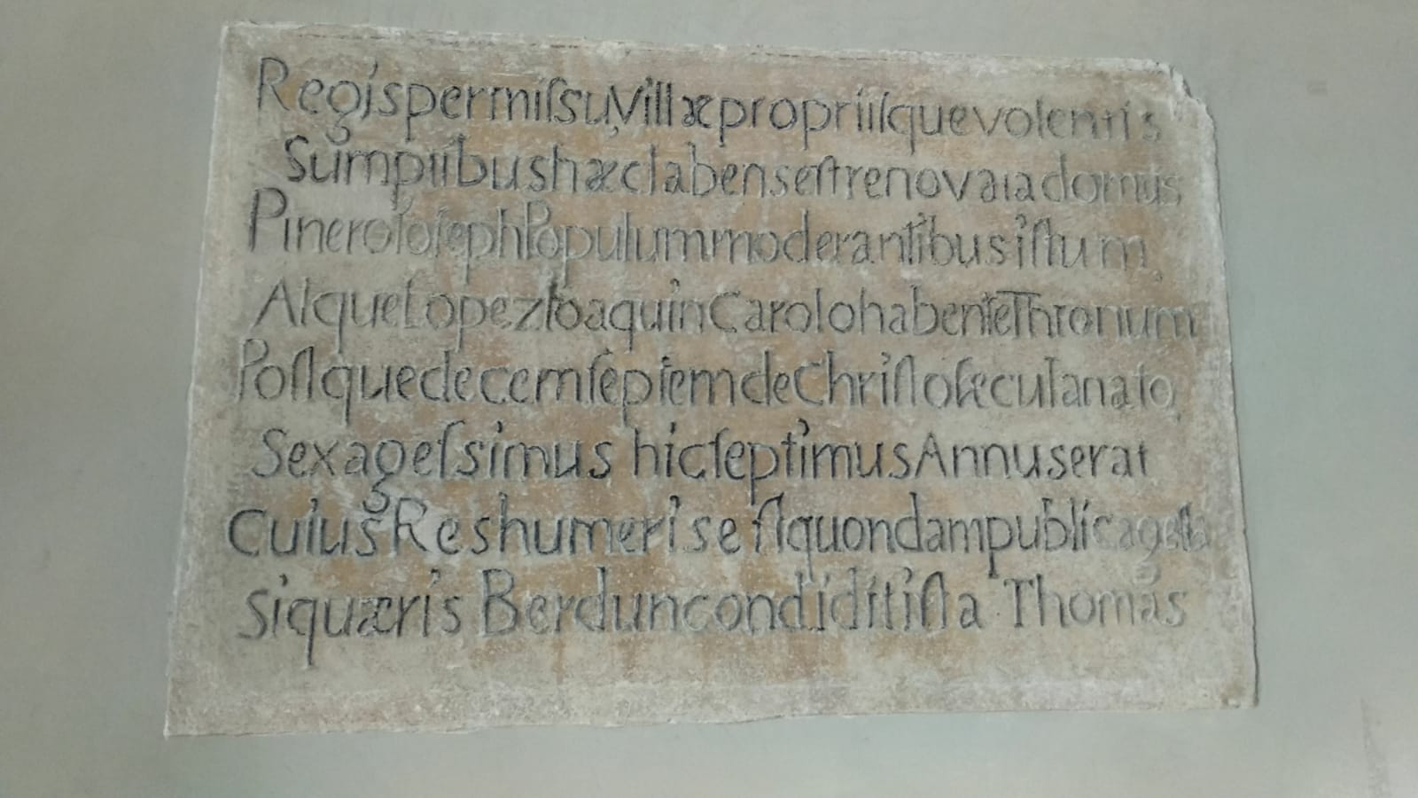 UNA LÁPIDA VETUSTA EN LA FACHADA DEL AYUNTAMIENTO