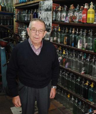 MUERE AURELIO CUESTA, «LELO», PADRE DEL MUSEO DEL SIFÓN DE LA POLA (ASTURIAS) • LA FAMILIA LOGRÓ ANTES DE SU MUERTE QUE SU LEGADO SE EXPONGA EN EL BALNEARIO DE BORINES