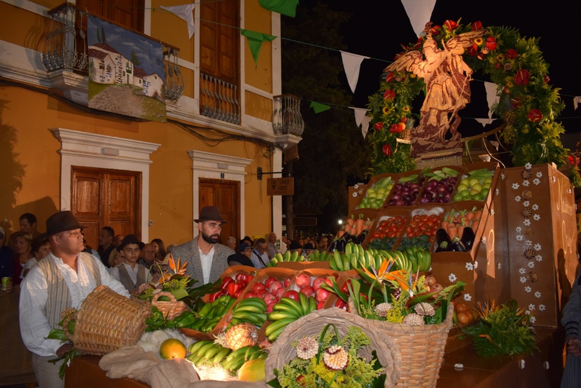 VALSEQUILLO (CANARIAS) SORPRENDE A SAN MIGUEL CON MÁS DE 5 TONELADAS DE ALIMENTOS • MILES DE PERSONAS SE DIERON CITA EN LA POPULAR ROMERÍA-OFRENDA
