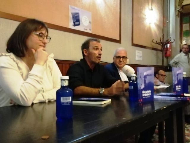 LA CONCEJAL DE CULTURA DE TOTANA (MURCIA) ASISTE A LA PRESENTACIÓN DEL LIBRO «MÚSICA PARA UN NÁUFRAGO», DE PEDRO ANTONIO CANO, A BENEFICIO DE LA ASOCIACIÓN D´GENES
