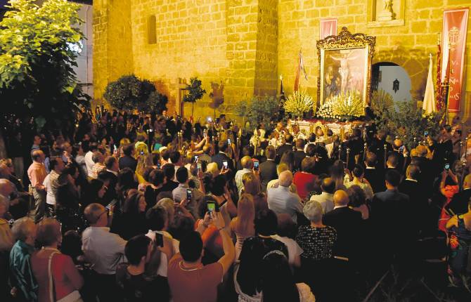 VALDEPEÑAS DE JAÉN: UN PUEBLO ENTREGADO A SU FE • EL CRISTO DE CHIRCALES PASEA EN PROCESIÓN A PESAR DE LA LLUVIA REGISTRADA POR LA TARDE
