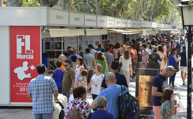 LOS SELLOS MURCIANOS EXPONEN DESDE HOY SUS NOVEDADES EN LA FERIA DEL LIBRO