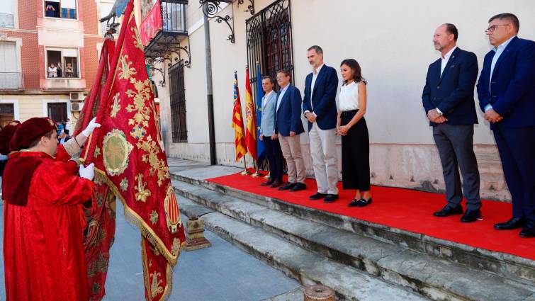POR FIN SE «INCLINA» ANTE SU REY, FELIPE VI, UNA DE LAS BANDERAS MÁS ANTIGUAS