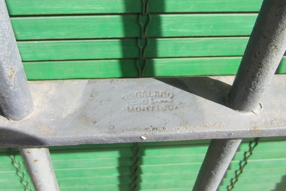 LA MARCA DE LA FRAGUA DE LOS REGALADO EN UNA REJA DE LA CASA DE LA CALLE MÉRIDA