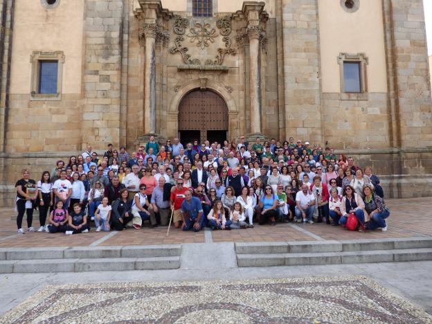 VECINOS DE VALDELACALZADA HACEN LA RUTA DE LOS COLONOS, UN HOMENAJE A SU ORIGEN CASTUEREÑO