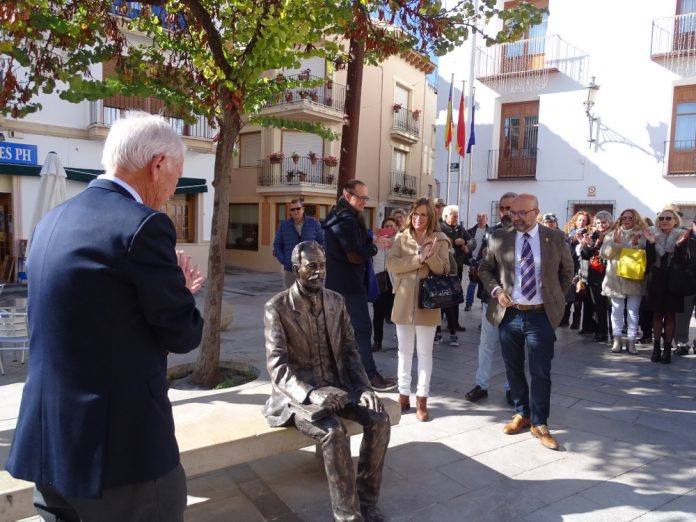 UTIEL (VALENCIA) HOMENAJEA A SU ILUSTRE HISTORIADOR Y CRONISTA OFICIAL MIGUEL BALLESTEROS VIANA CON UNA ESCULTURA A TAMAÑO REAL