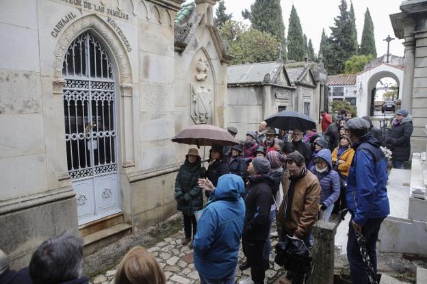 ÉXITO DE LAS IV JORNADAS GÓTICAS CON LA VISITA GUIADA AL CEMENTERIO DE CÁCERES