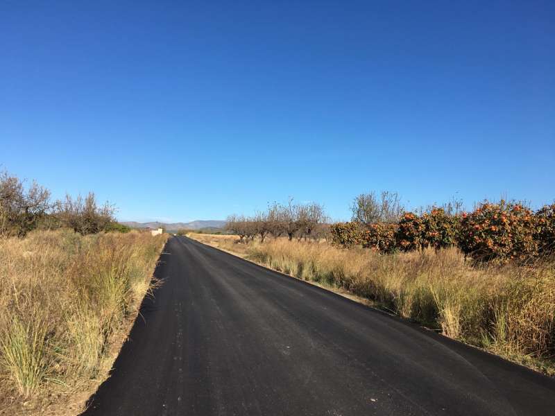 SE ASFALTAN TRES CAMINOS JUNTO AL TÉRMINO MUNICIPAL DE CASINOS GRACIAS AL AYUNTAMIENTO DE LLÍRIA