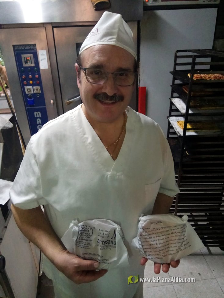 EL ENVOLTORIO DE LOS PRIMS DE SAN ANTONIO DE ALCORA (CASTELLÓN) QUE REALIZA LA PASTELERÍA LA ARTESANA LLEVAN IMPRESOS EL ORIGEN DE LA TRADICIÓN