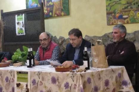 AMADOR MENÉNDEZ LLAMA A DISFRUTAR DEL «ARTE Y LA CIENCIA» DE LA BUENA MESA EN LAS REGUERAS (ASTURIAS) • EL CIENTÍFICO PREGONÓ LAS JORNADAS DEL POTE Y EL PITU DE CALEYA