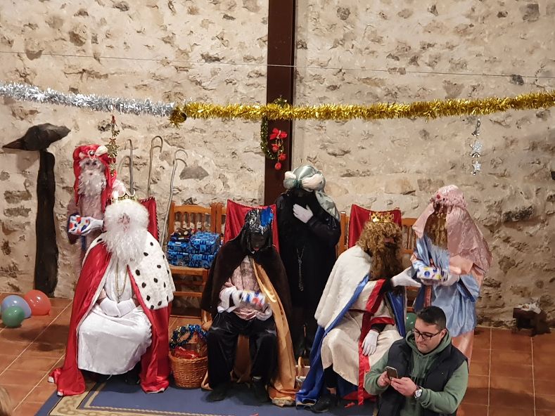BELÉN VIVIENTE Y CABALGATA DE REYES. “V SAN SILVESTRE LA COLODRA” Y ACTUACIÓN DE MAGIA