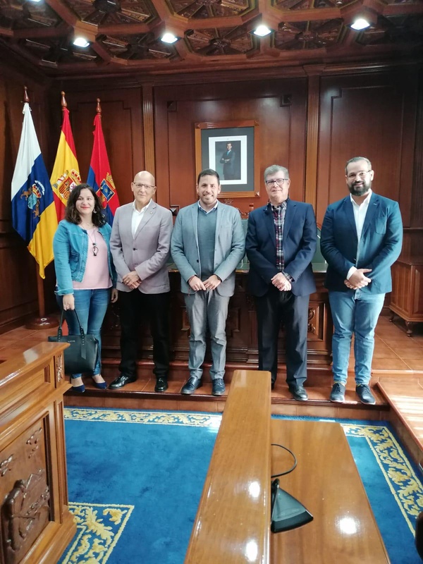 EL ALCALDE DE TELDE ACOMPAÑADO POR EL CRONISTA OFICIAL DE LA CIUDAD, RECIBE AL SEGUNDO JEFE DE MANDO AÉREO DE CANARIAS • LA RECEPCIÓN TUVO LUGAR AYER MAÑANA EN LAS CASAS CONSISTORIALES DE LA CIUDAD