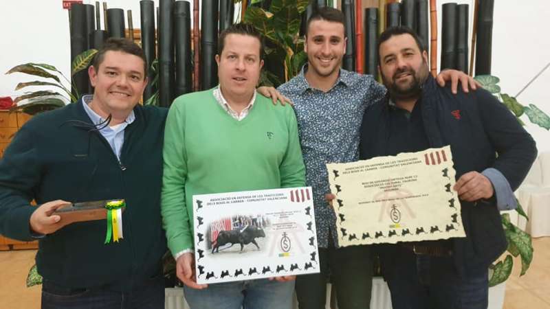LA ACT MUCHO ARTE DE SEGORBE RECIBIÓ EN BECHÍ UN GALARDÓN POR SU TORO EN PUNTAS • CONCEDIDO POR LA ASOCIACIÓN EN DEFENSA DE LAS TRADICIONES DE BOUS AL CARRER EN LA COMUNIDAD VALENCIANA
